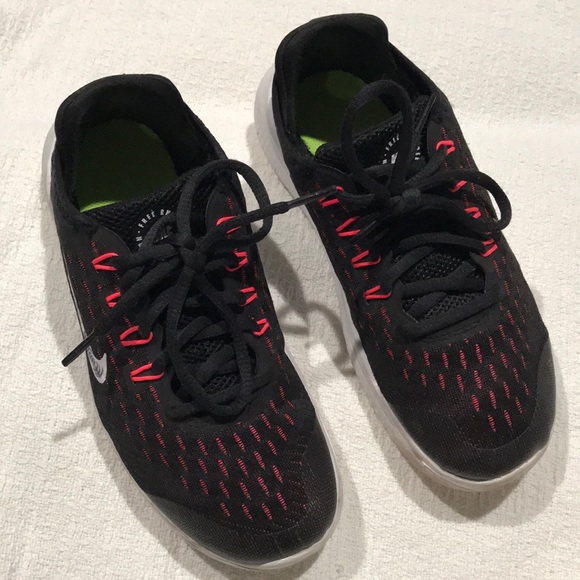 Nike Black and Red Running Shoes Youth Size 3.5Y - Picture 1 of 5